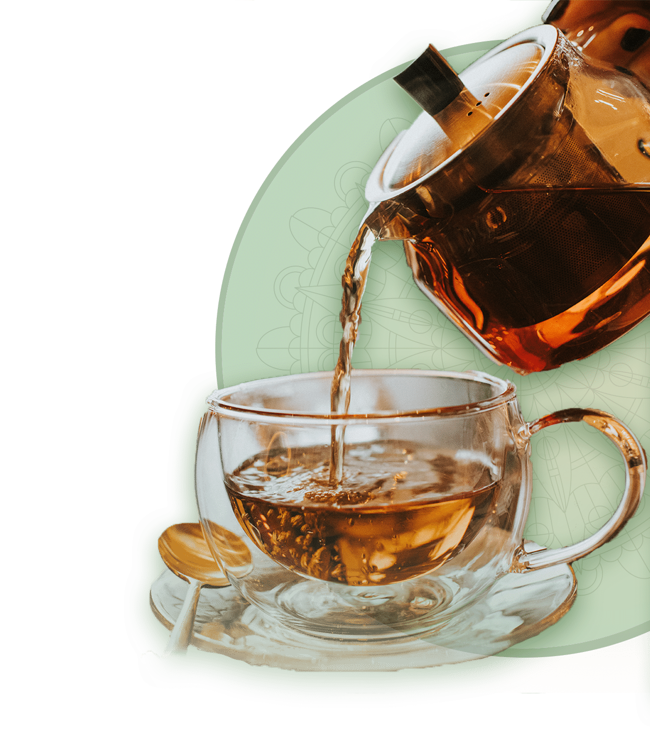 Tee in Glaskanne wird in Glas Tasse mit Untertasse gefüllt - Feine Tees - Goldschmiede und Teehandel Lauterbach